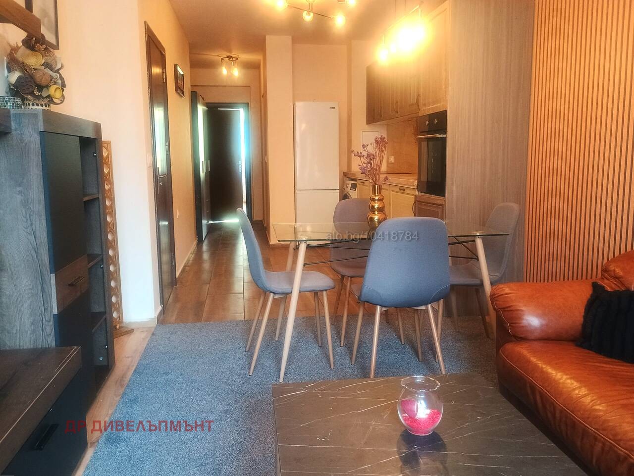 Всекидневна с кожен диван и телевизор