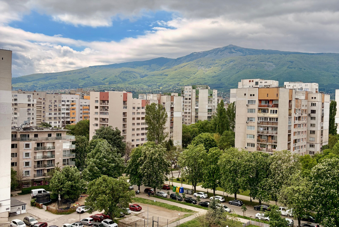 Поглед на жилищния комплекс с планински фон