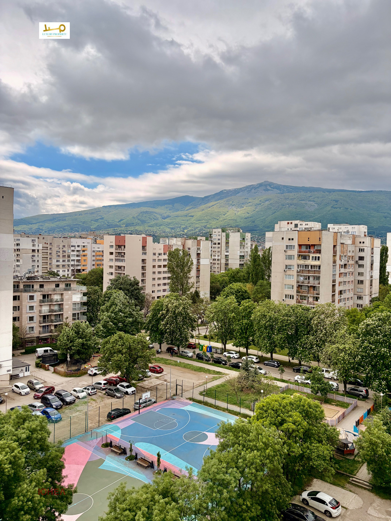 Поглед на жилищния комплекс с планински фон