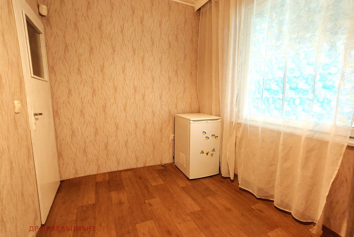 Тристаен апартамент 72 кв.м. за продажба във Владислав Варненчик | Висок първи етаж с тераса
