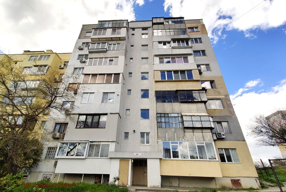 Тристаен апартамент 72 кв.м. за продажба във Владислав Варненчик | Висок първи етаж с тераса