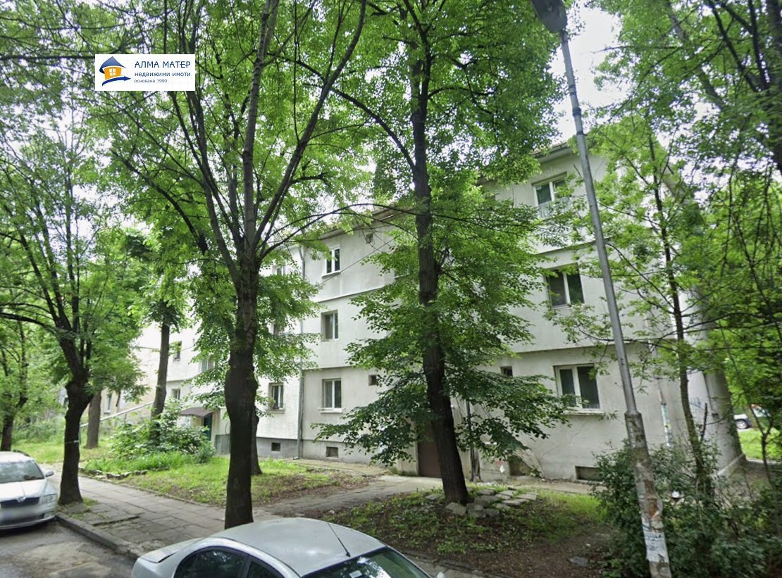 Четириетажна жилищна сграда със зеленина и паркиране