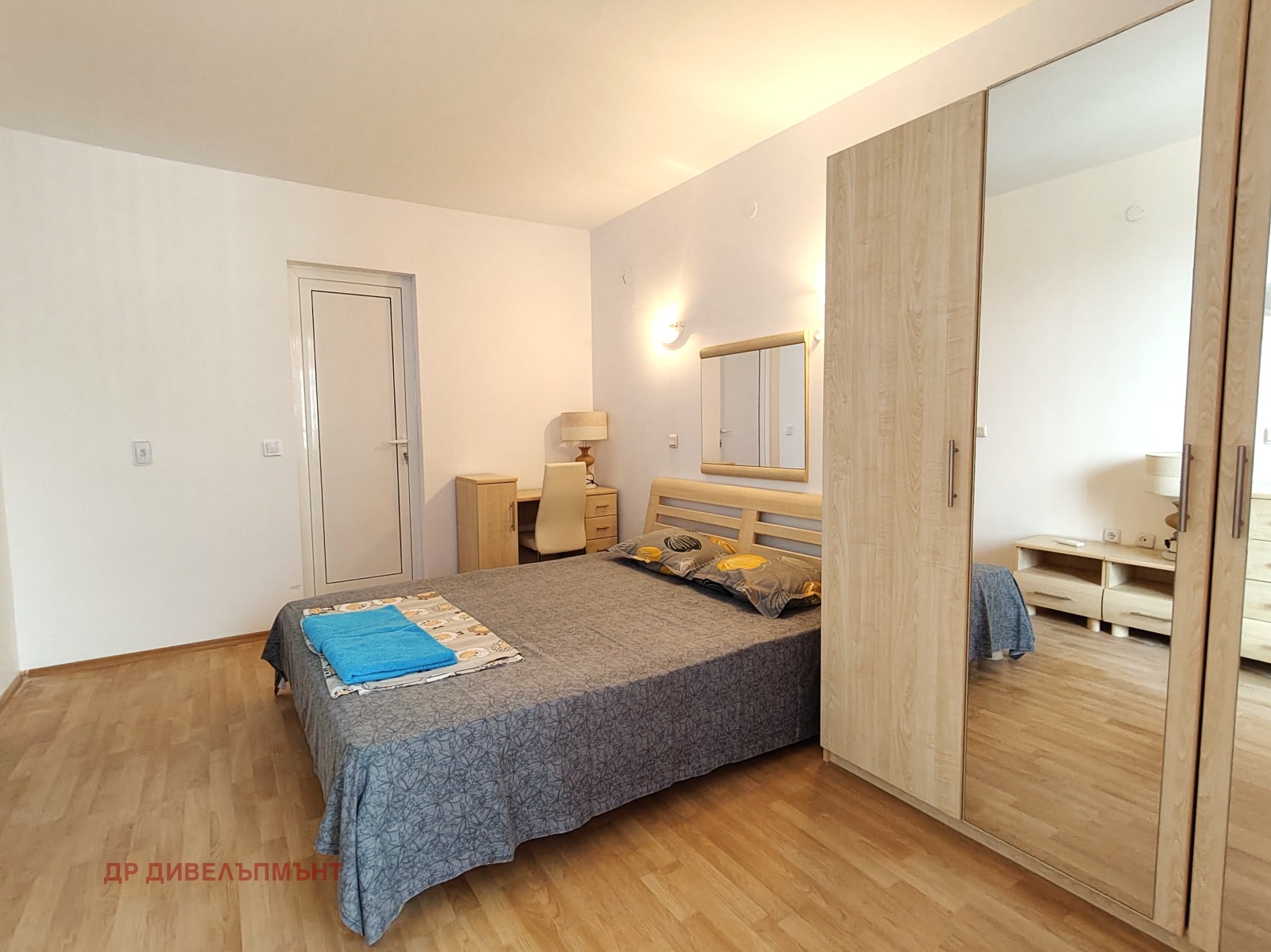Спалня с паркет, естествена светлина и удобства