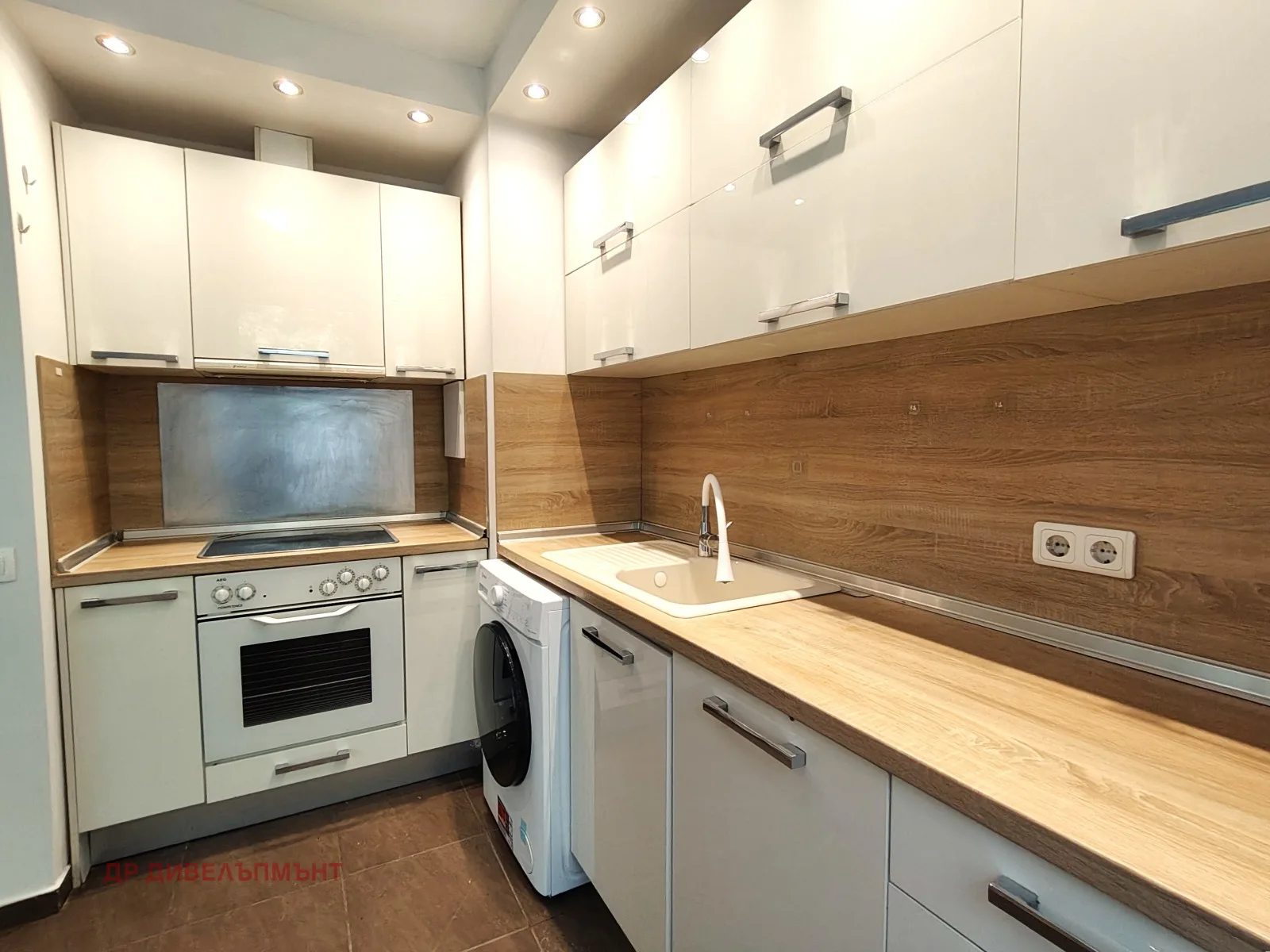 dvustaen-apartament-65-sqm-pod-naem-lozenets-do-yuzhen-park-6 Детайл на кухнята с пералня и хладилник