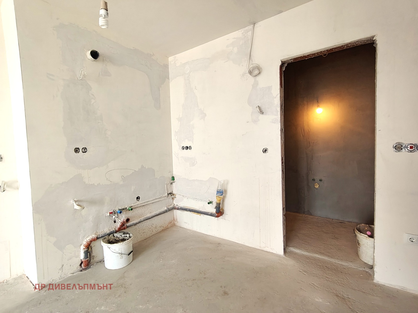 dvustaen-apartament-68-kvm-prodava-sofiya-banishora-5 Кухня с подготвени инсталации и бели стени
