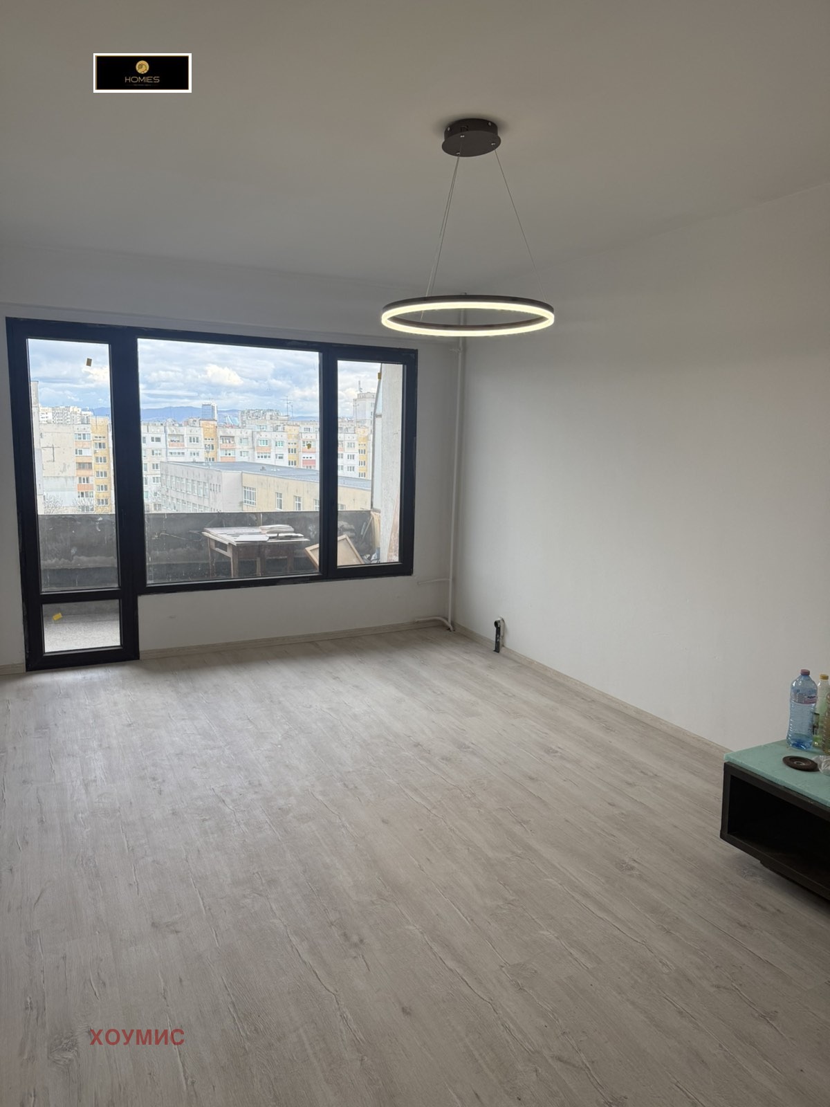 dvustaen-apartament-70-kvm-prodava-se-sveta-troitsa-posleden-etazh-1 Просторен хол с панорамна гледка към град