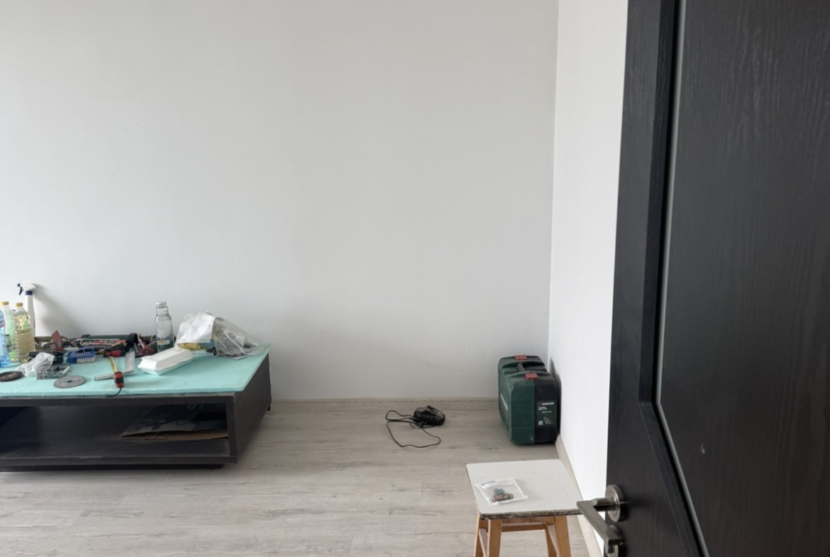 dvustaen-apartament-70-kvm-prodava-se-sveta-troitsa-posleden-etazh-2 Модерен висящ осветител над светла дневна