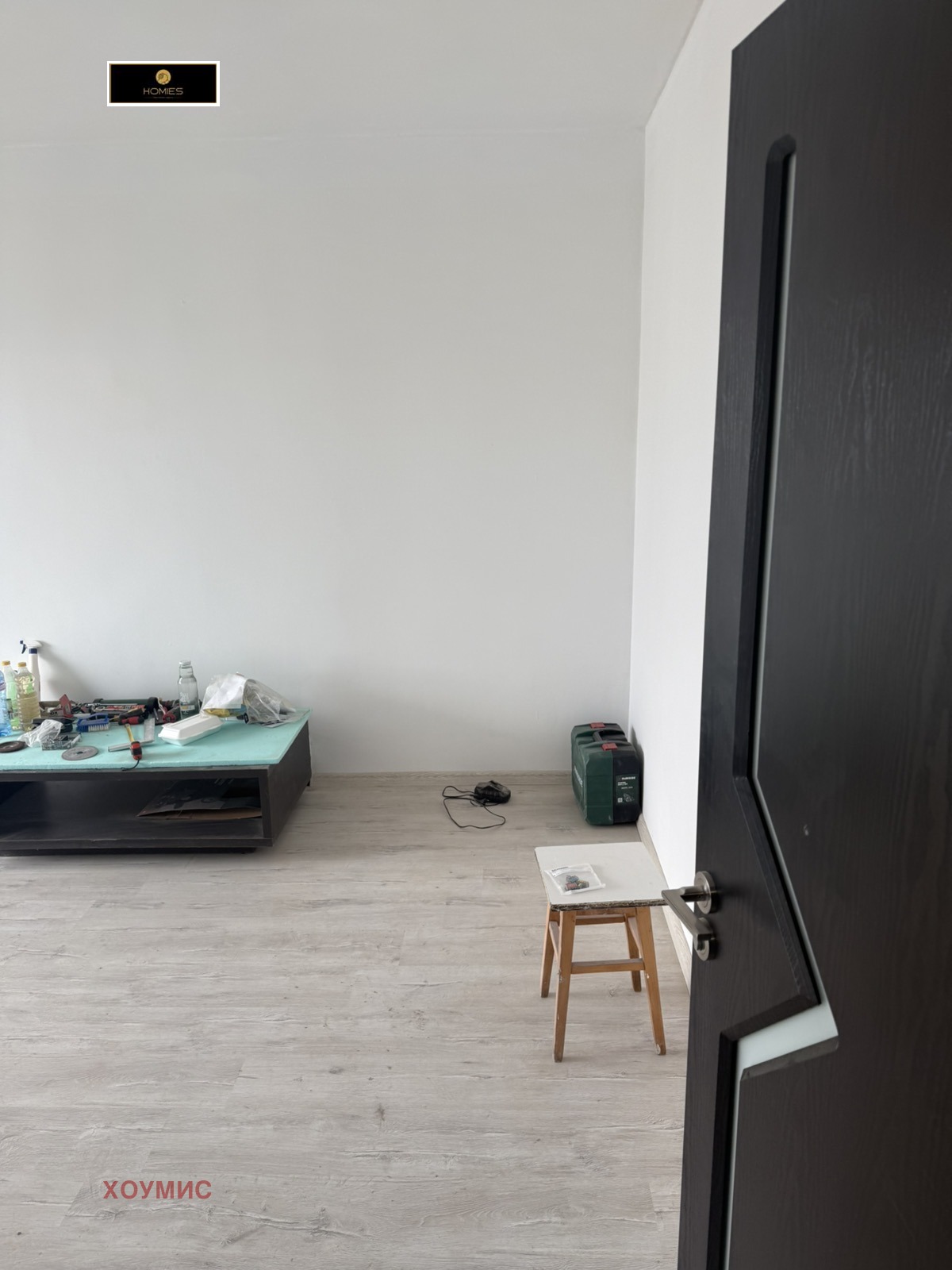 dvustaen-apartament-70-kvm-prodava-se-sveta-troitsa-posleden-etazh-2 Модерен висящ осветител над светла дневна