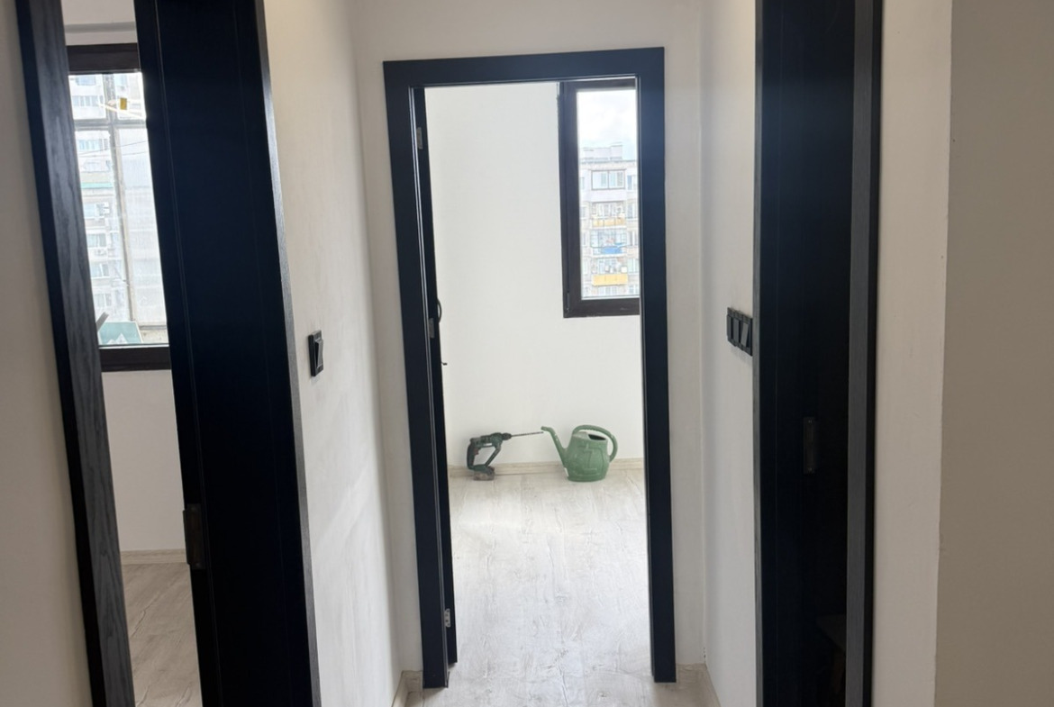 dvustaen-apartament-70-kvm-prodava-se-sveta-troitsa-posleden-etazh-3 Коридор с черни врати и паркет