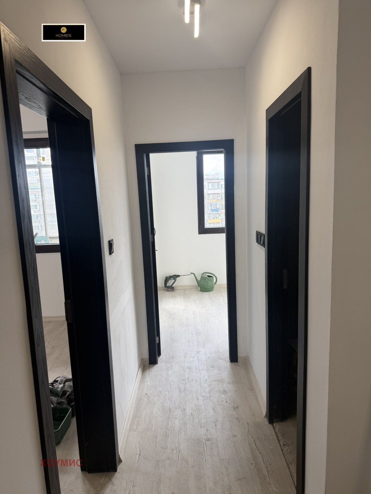 dvustaen-apartament-70-kvm-prodava-se-sveta-troitsa-posleden-etazh-3 Коридор с черни врати и паркет