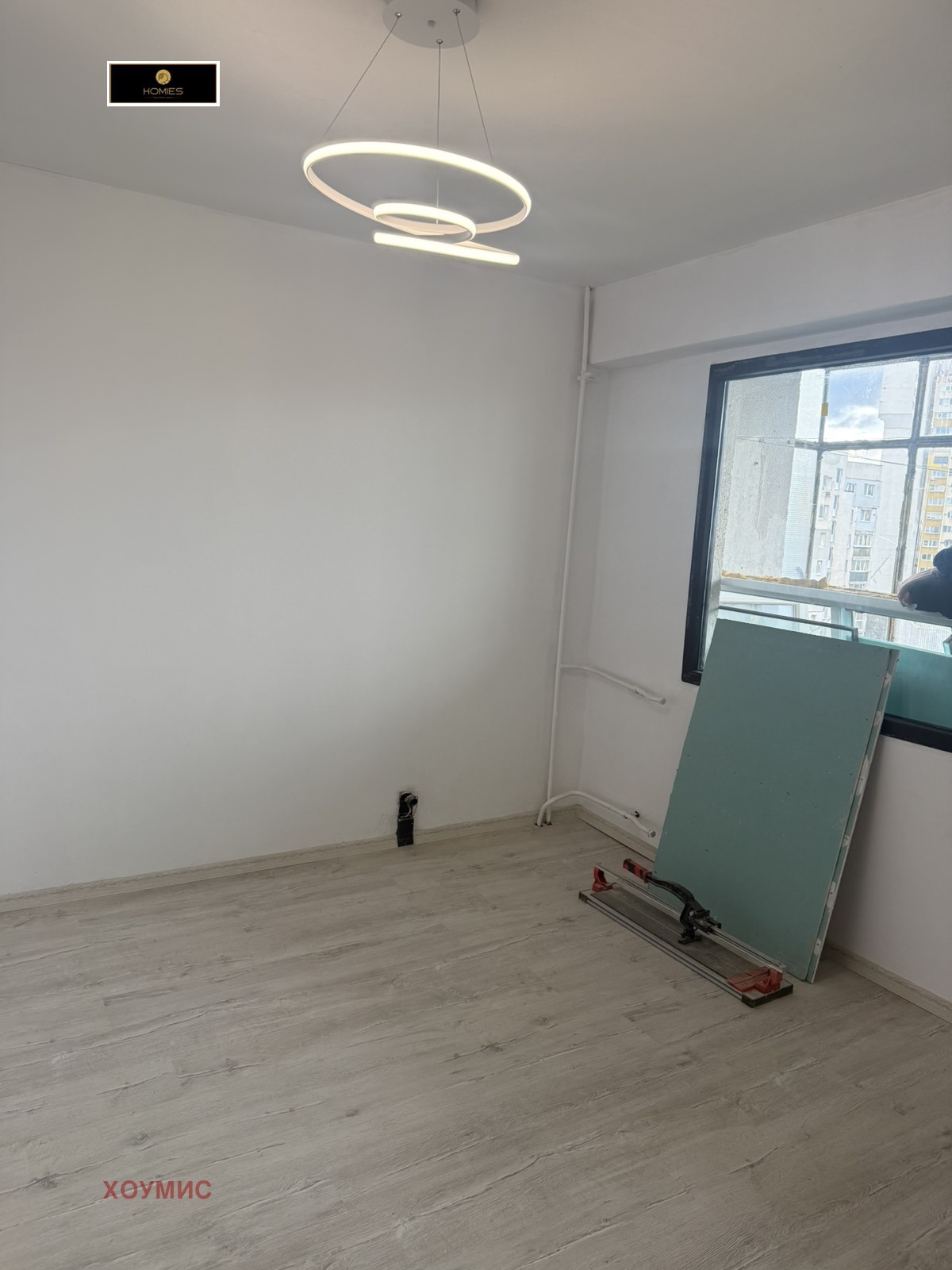 dvustaen-apartament-70-kvm-prodava-se-sveta-troitsa-posleden-etazh-4 Спалня с кръгъл LED осветител