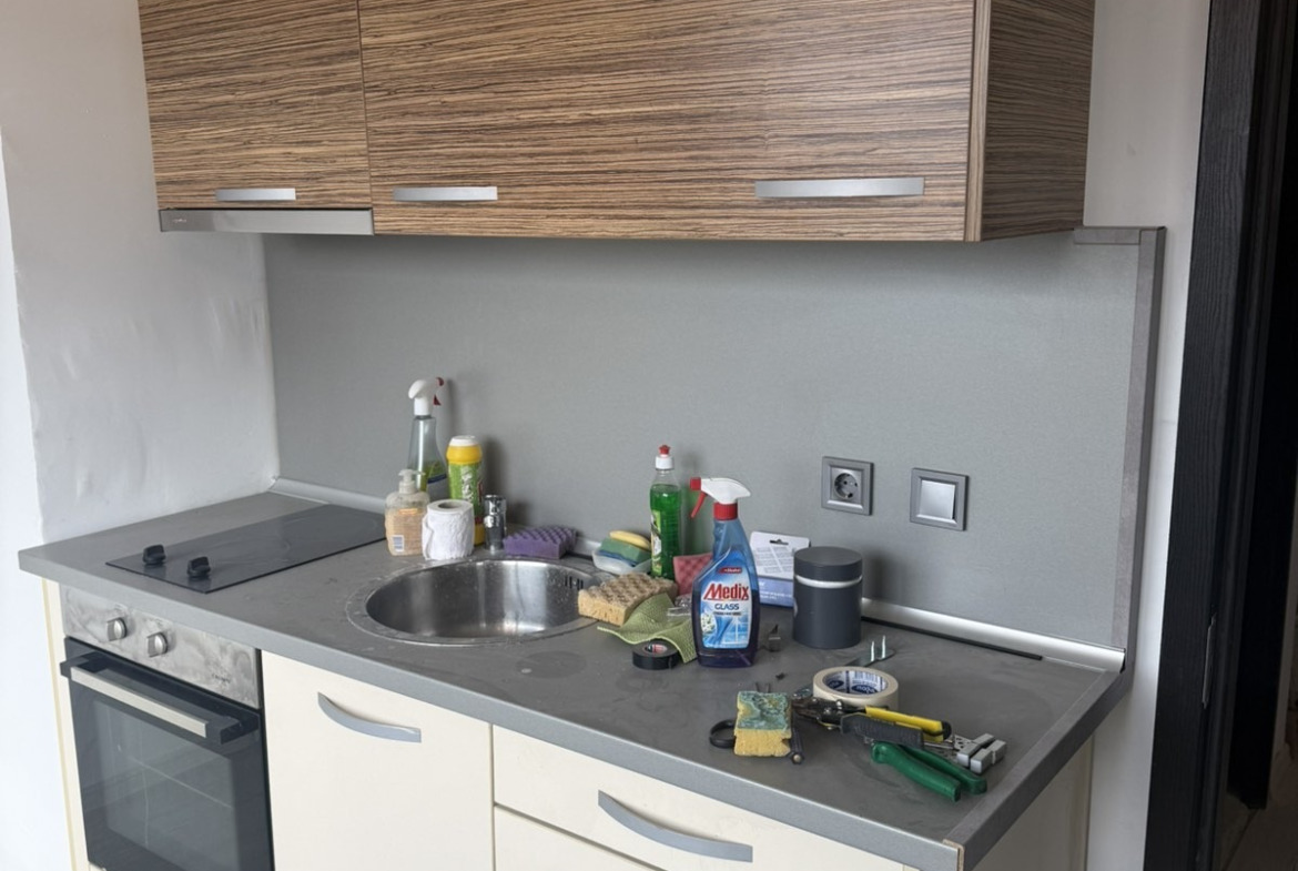 dvustaen-apartament-70-kvm-prodava-se-sveta-troitsa-posleden-etazh-5 Малка спалня с черни врати и прозорец