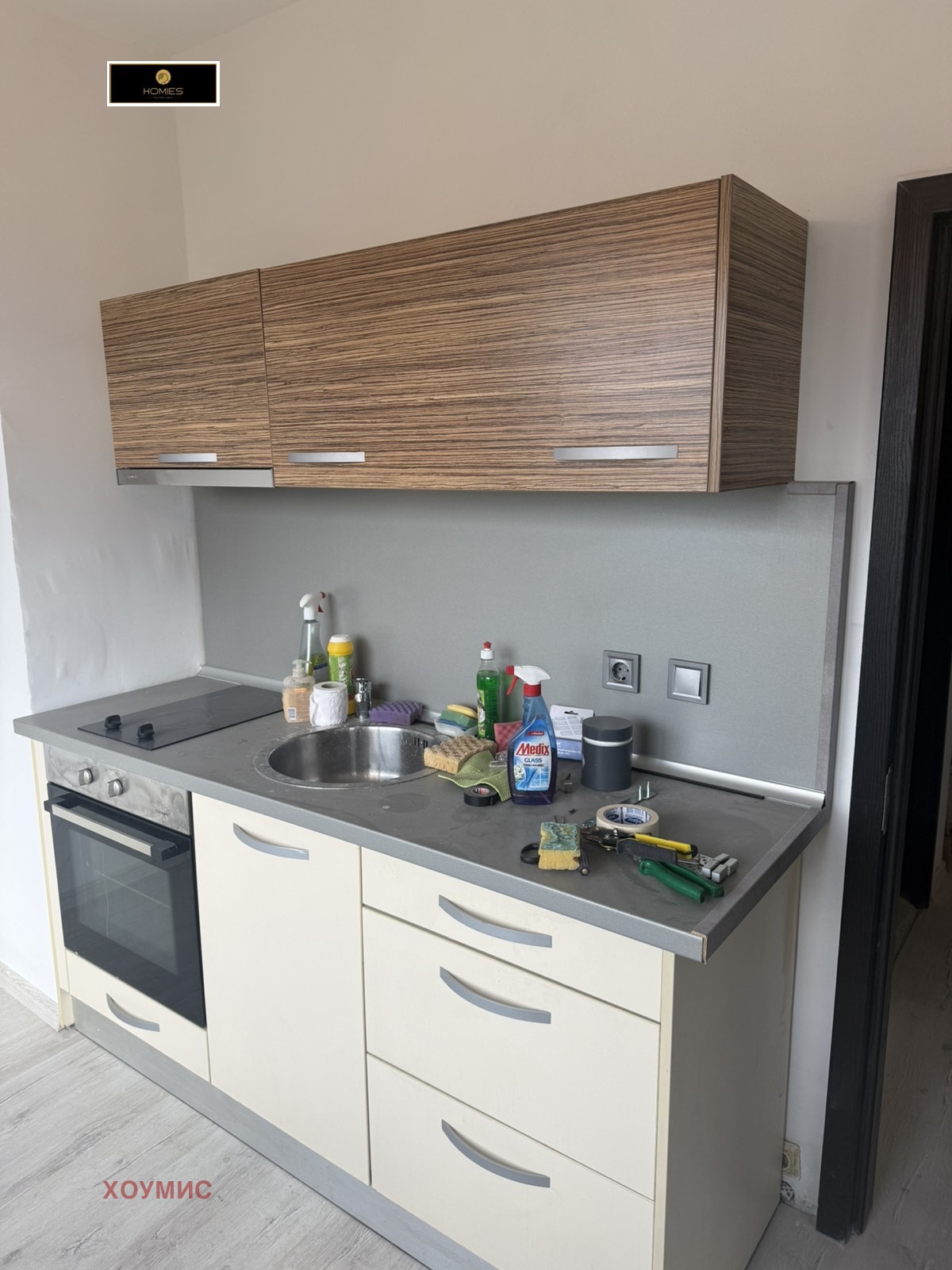 dvustaen-apartament-70-kvm-prodava-se-sveta-troitsa-posleden-etazh-5 Малка спалня с черни врати и прозорец