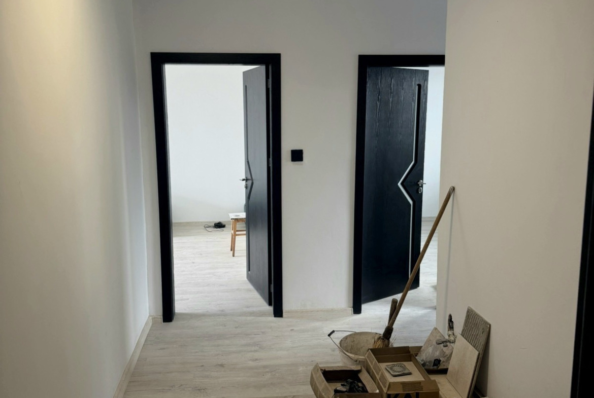 dvustaen-apartament-70-kvm-prodava-se-sveta-troitsa-posleden-etazh-6 Модерна кухня с бели шкафове и дърво