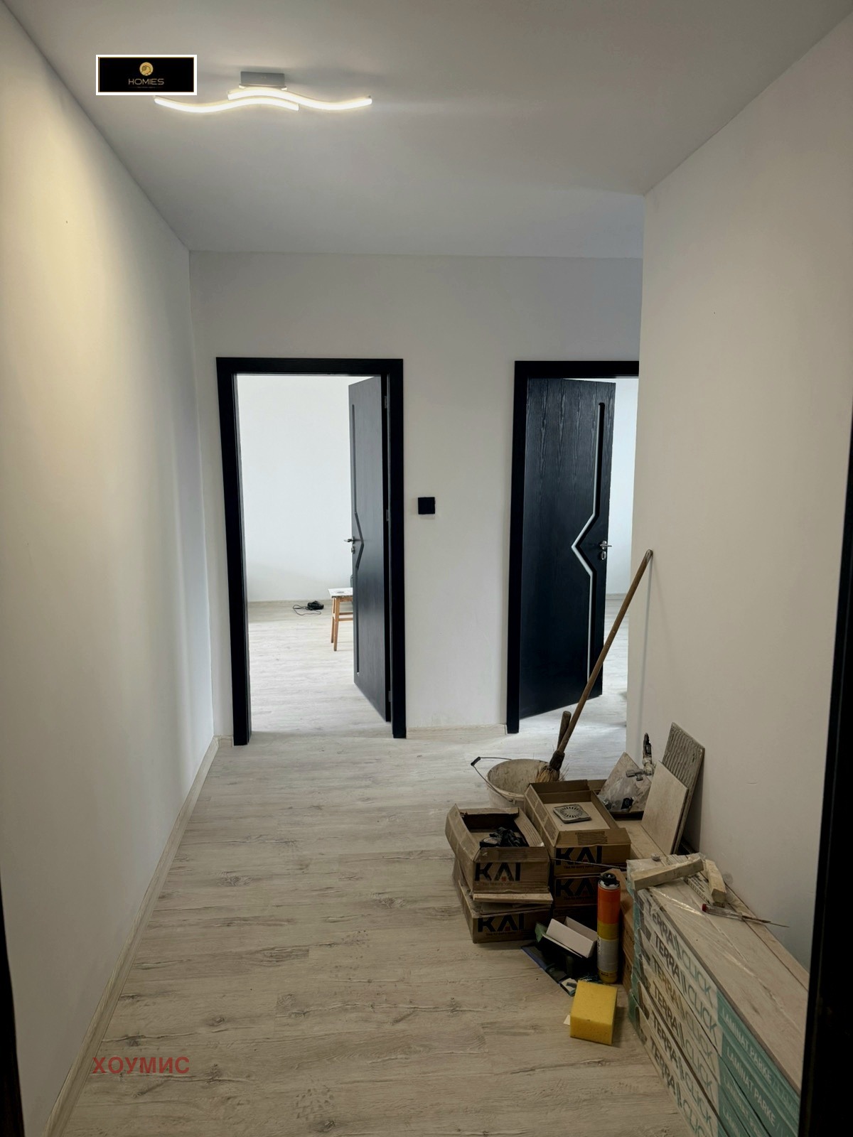 dvustaen-apartament-70-kvm-prodava-se-sveta-troitsa-posleden-etazh-6 Модерна кухня с бели шкафове и дърво