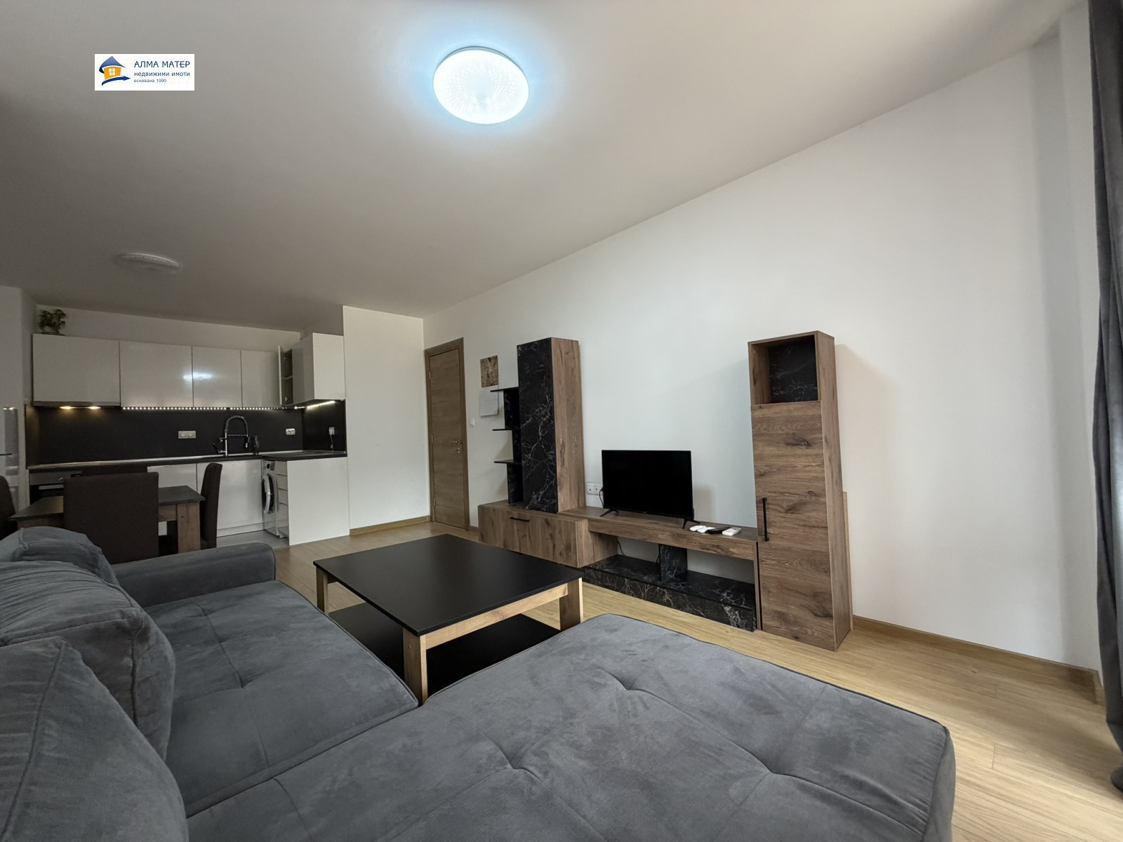 dvustaen-apartament-81-kvm-pod-naem-manastirski-livadi-panoramna-gledka-1 Модерен дневен тип с кухня и сива мека мебел