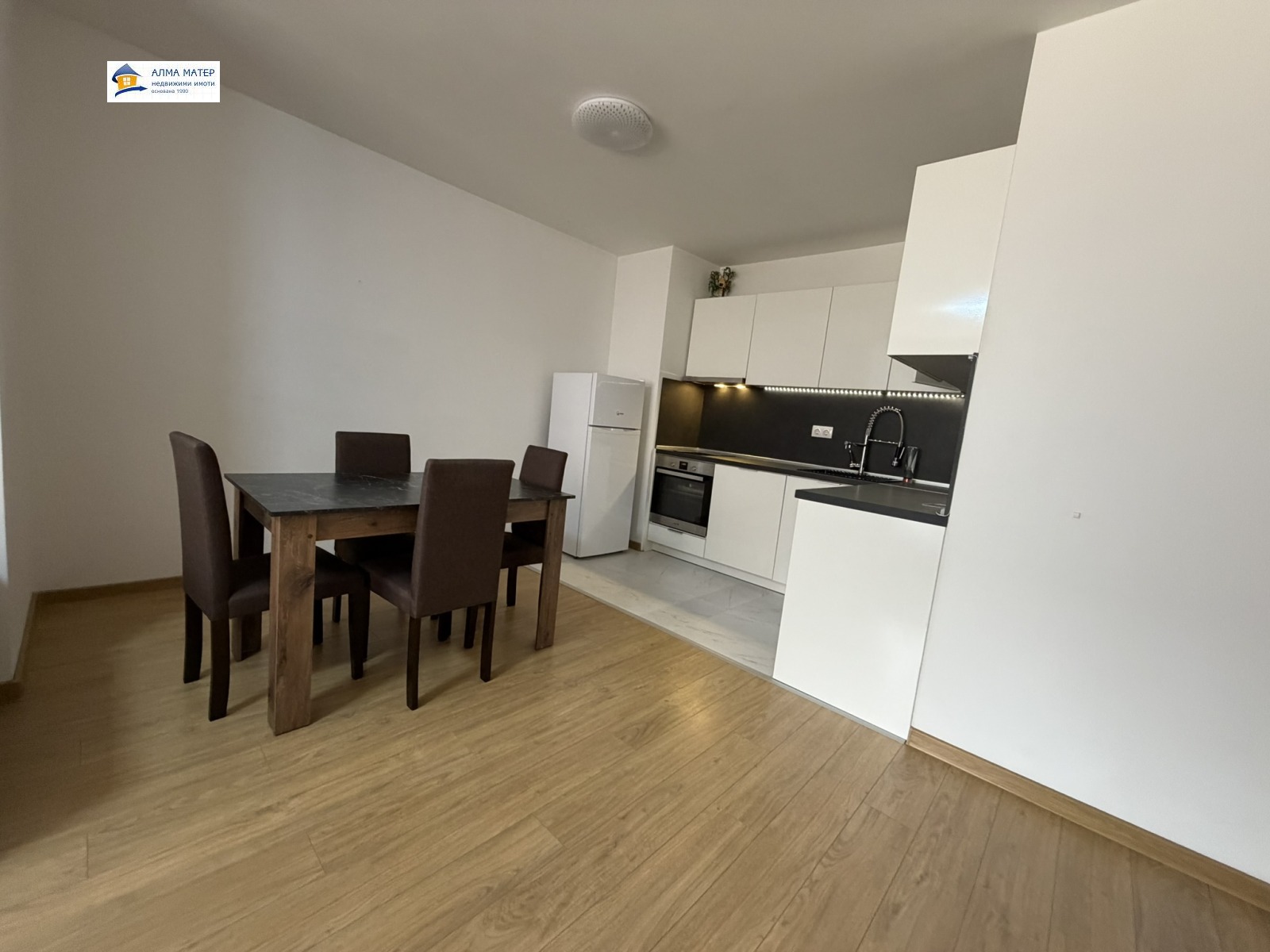 dvustaen-apartament-81-kvm-pod-naem-manastirski-livadi-panoramna-gledka-2 Оборудвана кухня бяла и черна с LED осветление