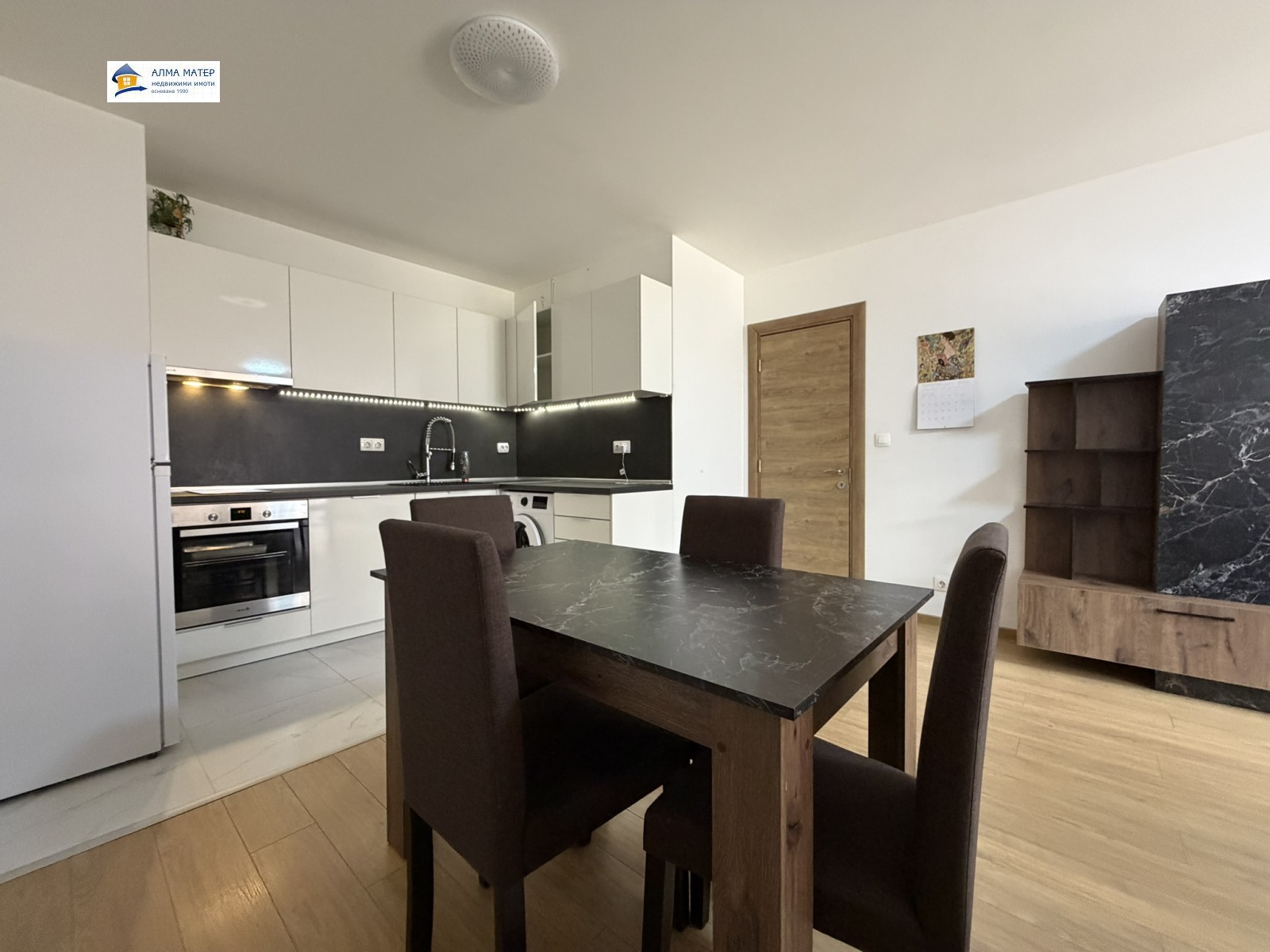 dvustaen-apartament-81-kvm-pod-naem-manastirski-livadi-panoramna-gledka-3 Трапезна маса от дърво с четири кафяви стола