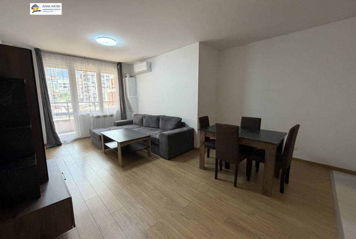 dvustaen-apartament-81-kvm-pod-naem-manastirski-livadi-panoramna-gledka-5 Дневна със софа и плазмен телевизор и шкафове