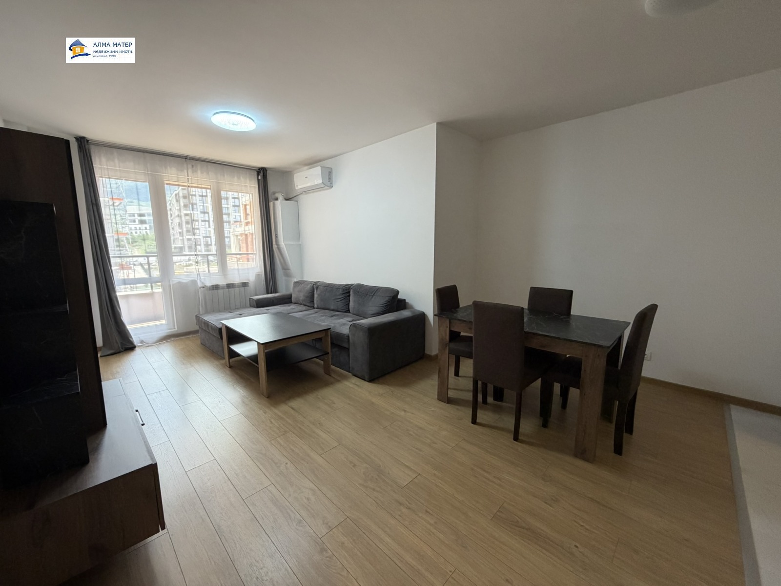 dvustaen-apartament-81-kvm-pod-naem-manastirski-livadi-panoramna-gledka-5 Дневна със софа и плазмен телевизор и шкафове