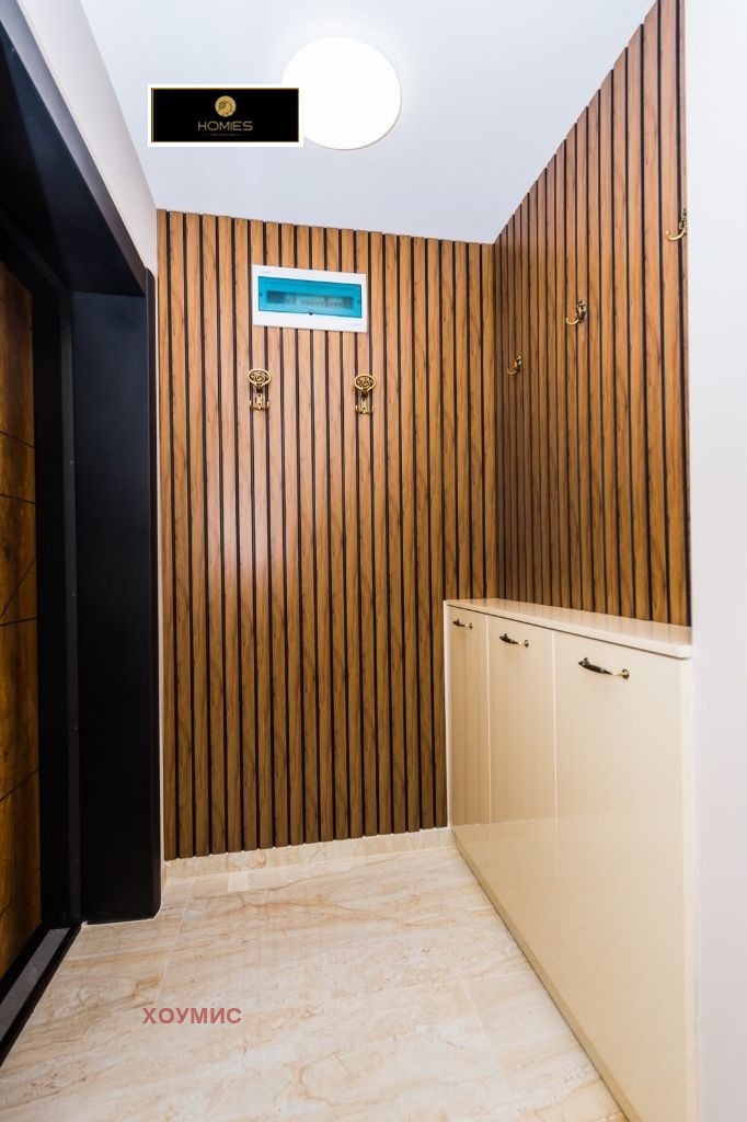 Модерна баня със дървени панели и мраморен под