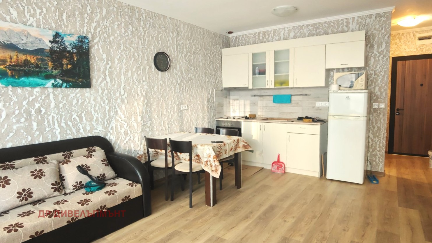 ednostaen-apartament-34-kvm-pod-naem-bratya-miladinovi-novo-stroitelstvo-2024-1 Кухня и хранилище с бели шкафове в студио