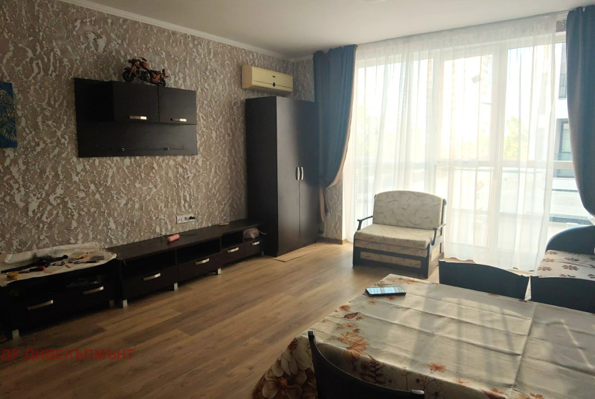 ednostaen-apartament-34-kvm-pod-naem-bratya-miladinovi-novo-stroitelstvo-2024-3 Спалня с черна мебел и голямо легло