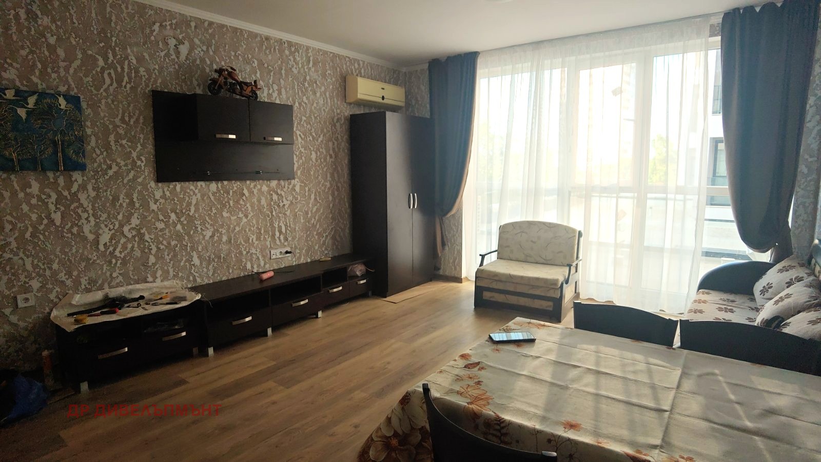 ednostaen-apartament-34-kvm-pod-naem-bratya-miladinovi-novo-stroitelstvo-2024-3 Спалня с черна мебел и голямо легло