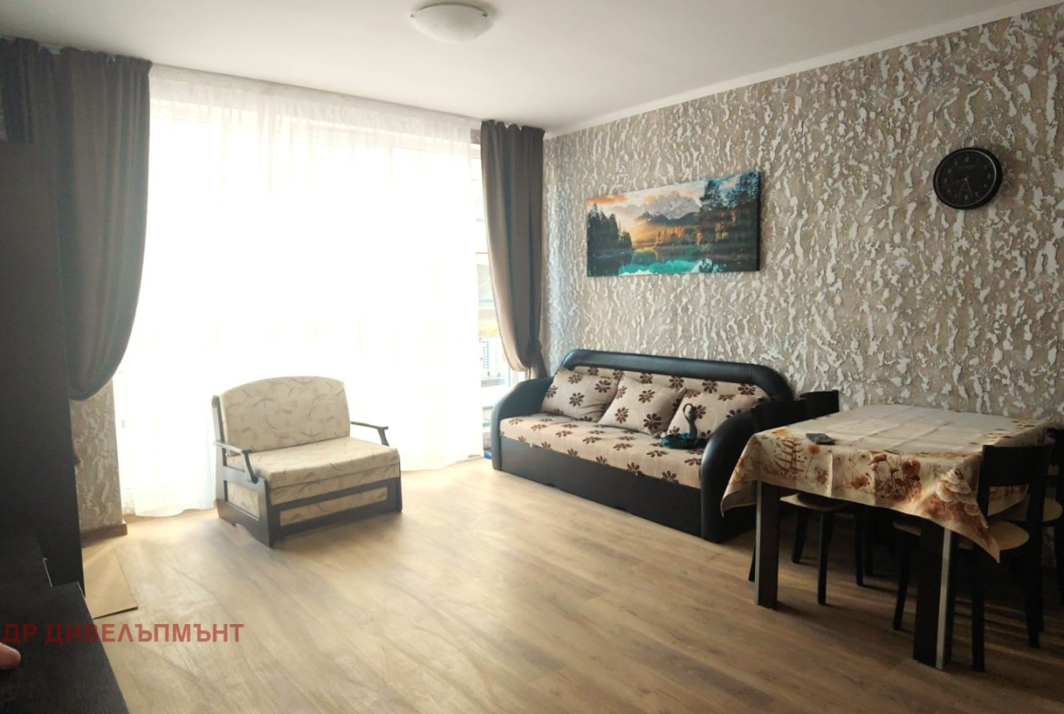 ednostaen-apartament-34-kvm-pod-naem-bratya-miladinovi-novo-stroitelstvo-2024-4 Всекидневна с телевизор и голям прозорец