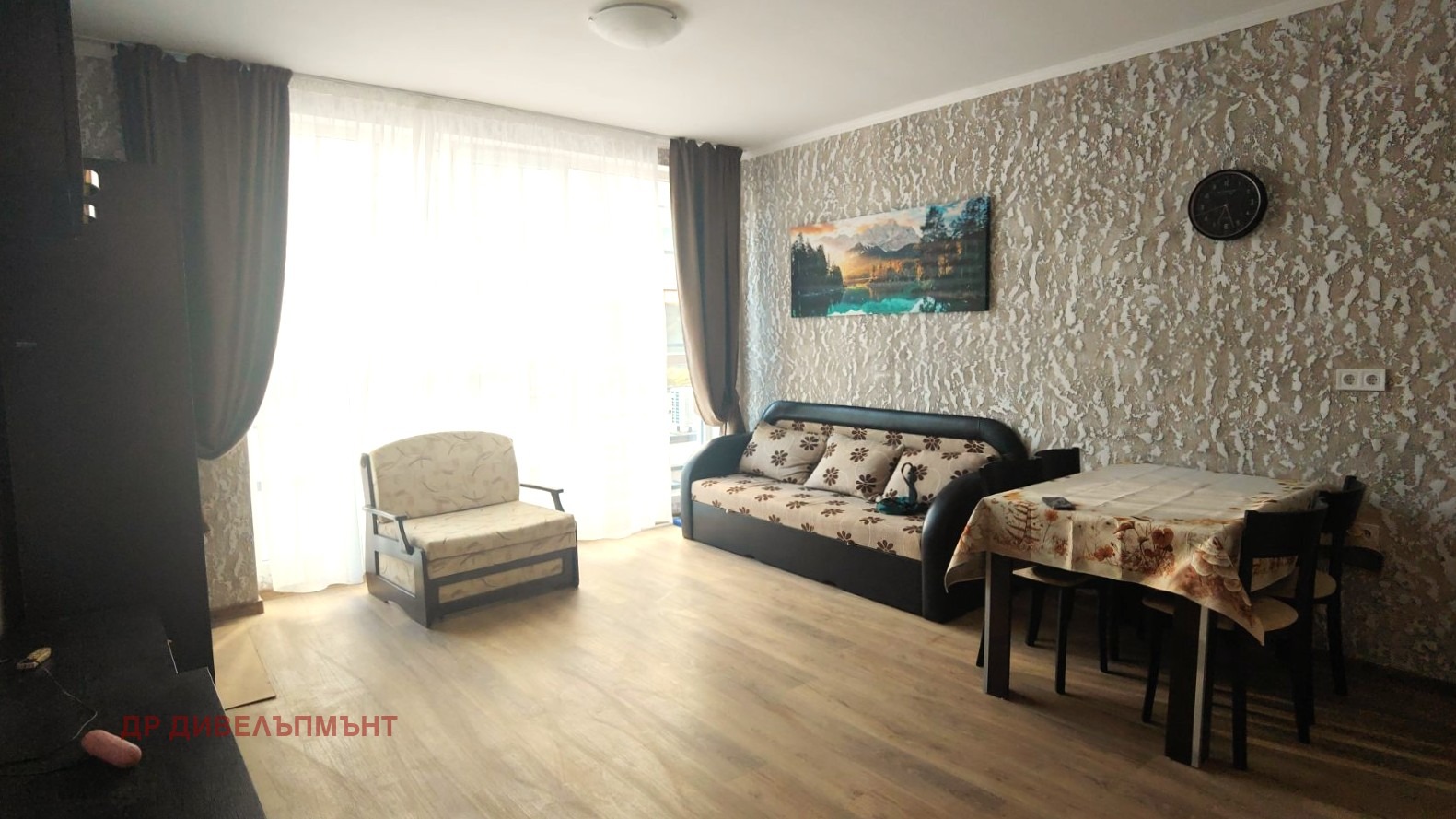 ednostaen-apartament-34-kvm-pod-naem-bratya-miladinovi-novo-stroitelstvo-2024-4 Всекидневна с телевизор и голям прозорец