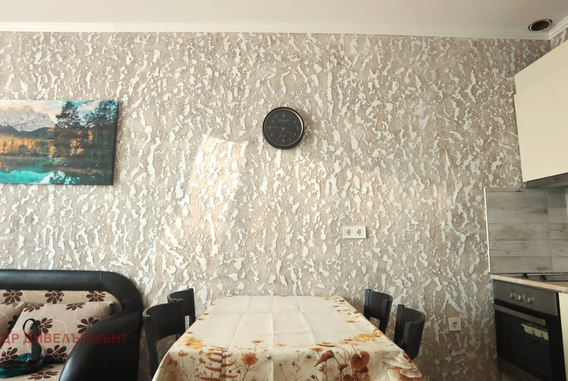 ednostaen-apartament-34-kvm-pod-naem-bratya-miladinovi-novo-stroitelstvo-2024-5 Кухненски площ с печка и бяла техника