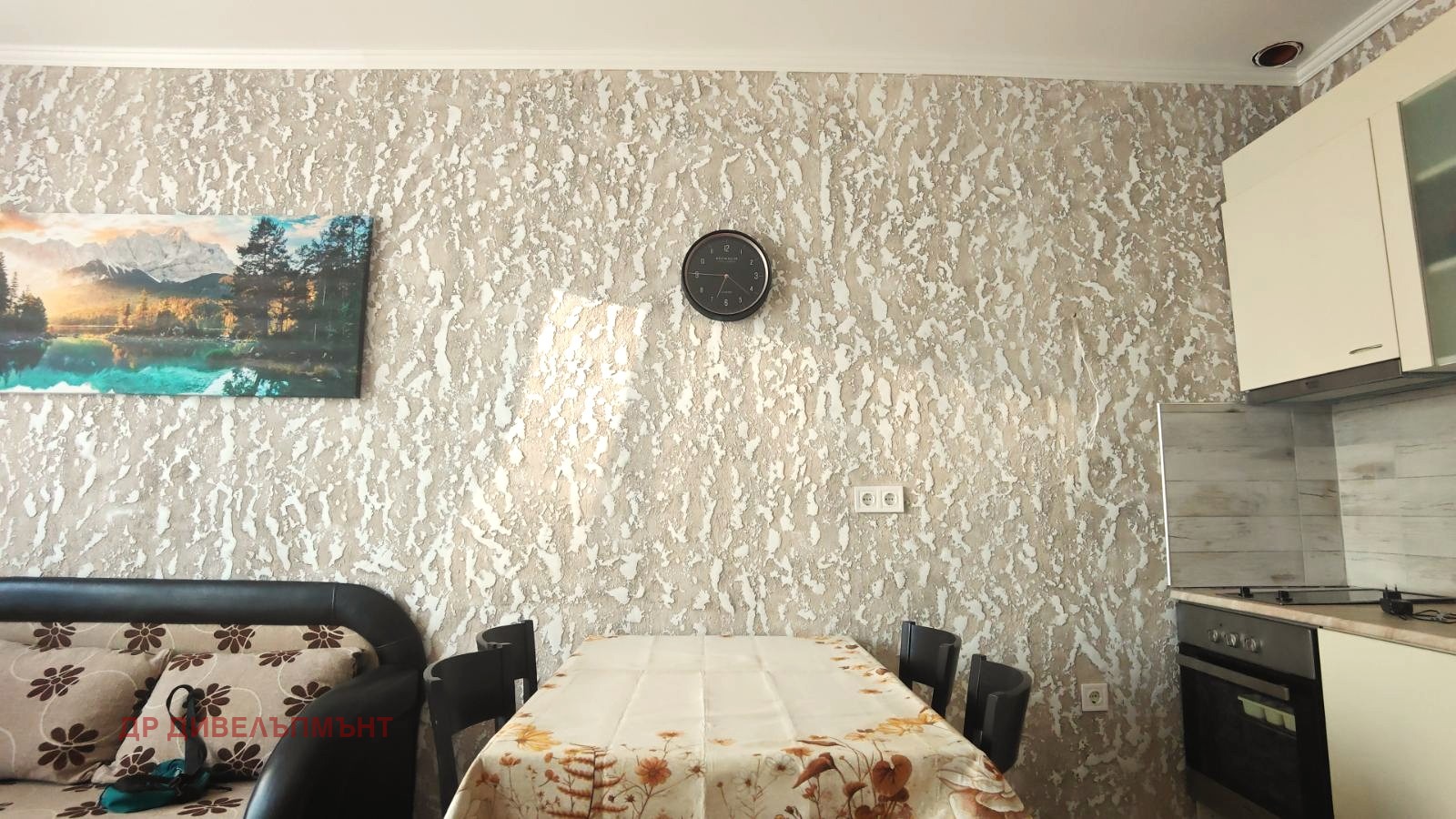 ednostaen-apartament-34-kvm-pod-naem-bratya-miladinovi-novo-stroitelstvo-2024-5 Кухненски площ с печка и бяла техника