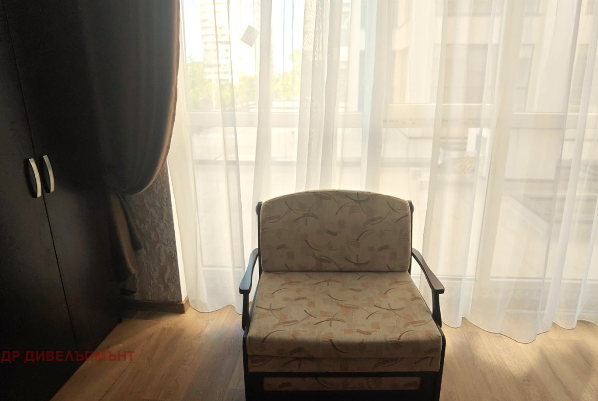 ednostaen-apartament-34-kvm-pod-naem-bratya-miladinovi-novo-stroitelstvo-2024-6 Текстурирани стени и планински пейзаж декорация