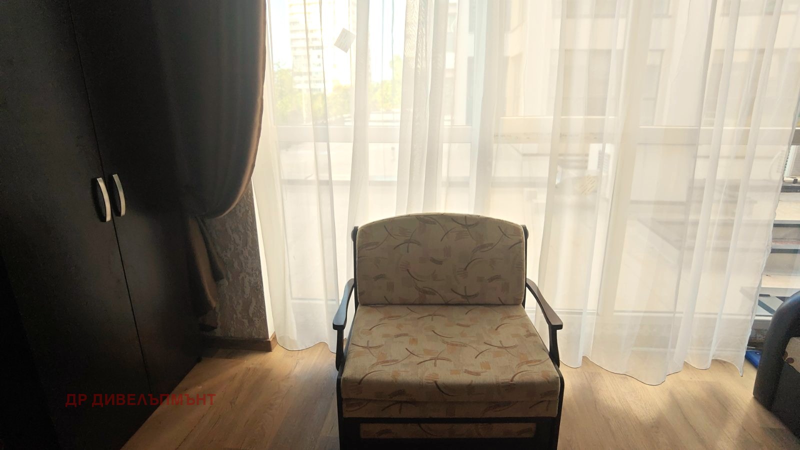 ednostaen-apartament-34-kvm-pod-naem-bratya-miladinovi-novo-stroitelstvo-2024-6 Текстурирани стени и планински пейзаж декорация