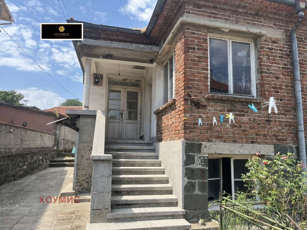 Двор с кучета и старинни постройки в Карнобат