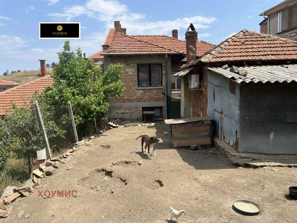 Къща със сепия покрив и разширена терена