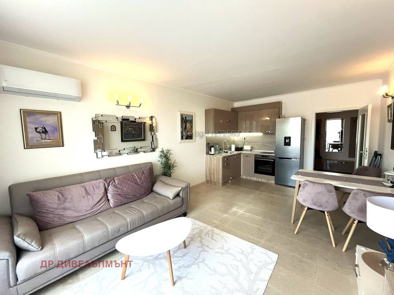 tristaen-apartament-100-kvm-prodava-nesebar-parva-liniya-more-1 Модерна всекидневна с кухня и трапезария