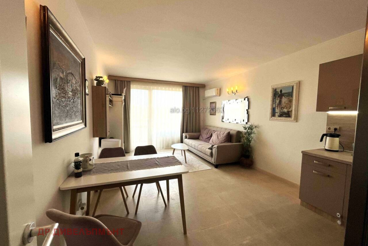 tristaen-apartament-100-kvm-prodava-nesebar-parva-liniya-more-2 Визуализация на спалня с работен кът
