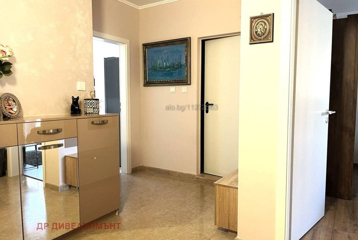 tristaen-apartament-100-kvm-prodava-nesebar-parva-liniya-more-5 Кухня с коридор и входни врати