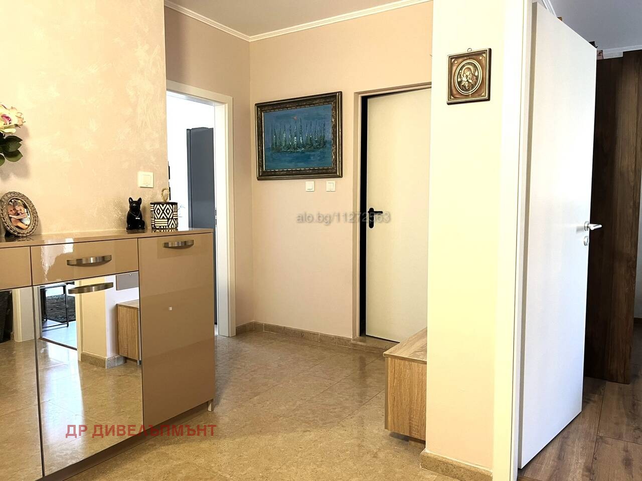 tristaen-apartament-100-kvm-prodava-nesebar-parva-liniya-more-5 Кухня с коридор и входни врати