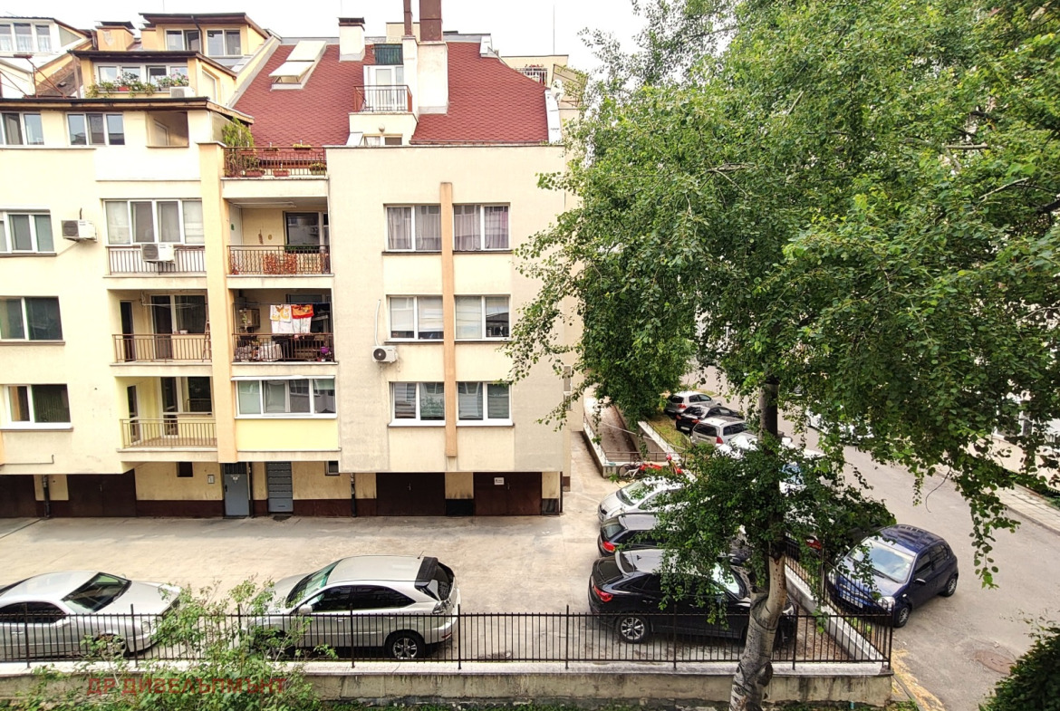 Тристаен апартамент 90 кв.м. под Наем в Център | Три Тераси