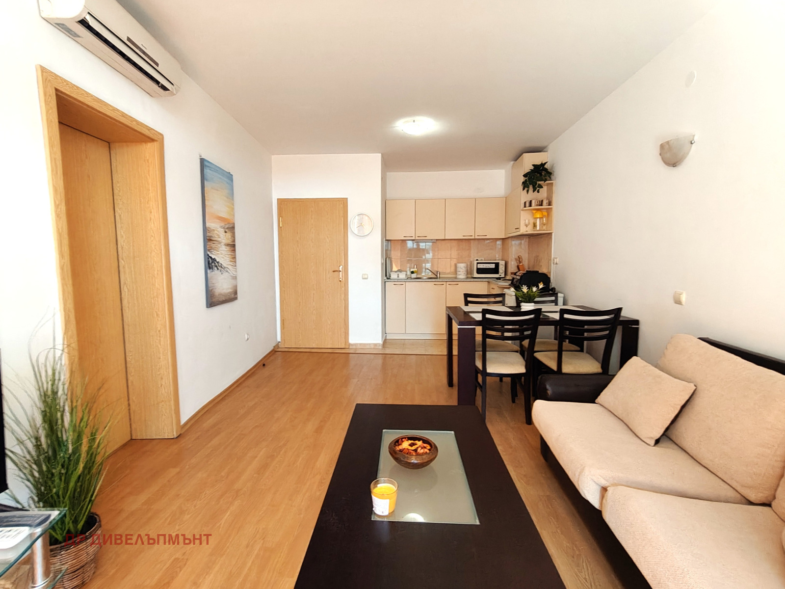 tristaen-apartament-95-kvm-pod-naem-kompleks-sani-holidey-nesebar-basein-parking-1 Просторна хол-кухня с дневна и трапезария