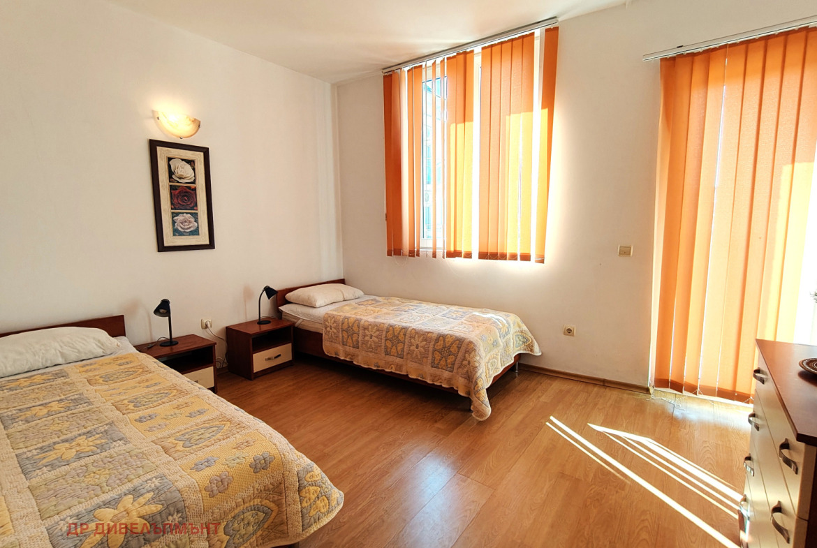 tristaen-apartament-95-kvm-pod-naem-kompleks-sani-holidey-nesebar-basein-parking-11 Тристаен апартамент 95 кв.м. под наем в Комплекс Съни Холидей | Басейн и Паркинг