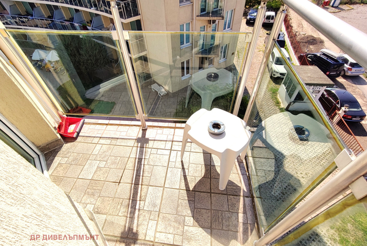 tristaen-apartament-95-kvm-pod-naem-kompleks-sani-holidey-nesebar-basein-parking-12 Тристаен апартамент 95 кв.м. под наем в Комплекс Съни Холидей | Басейн и Паркинг