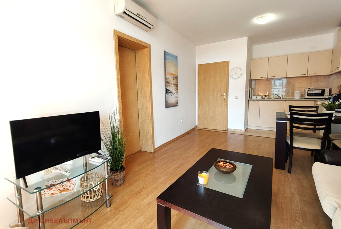 tristaen-apartament-95-kvm-pod-naem-kompleks-sani-holidey-nesebar-basein-parking-2 Модерна кухня с бели шкафове и плочки