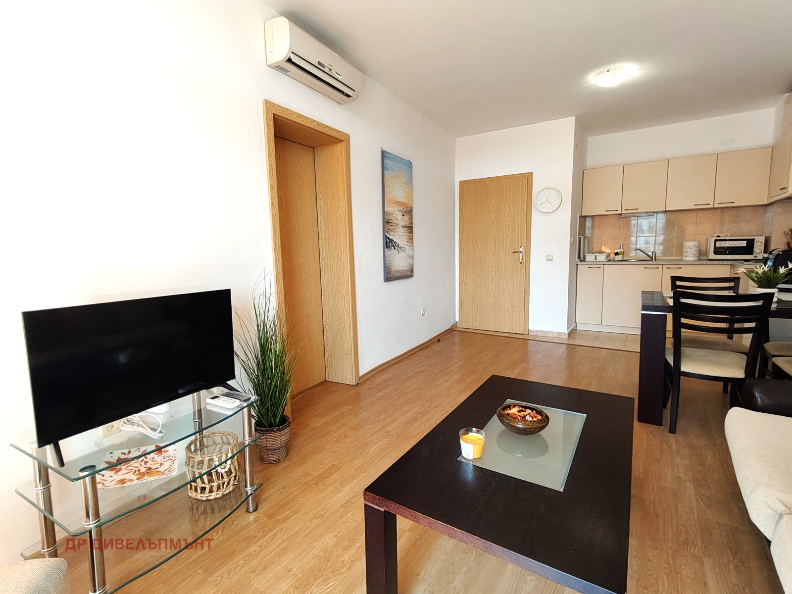 tristaen-apartament-95-kvm-pod-naem-kompleks-sani-holidey-nesebar-basein-parking-2 Модерна кухня с бели шкафове и плочки