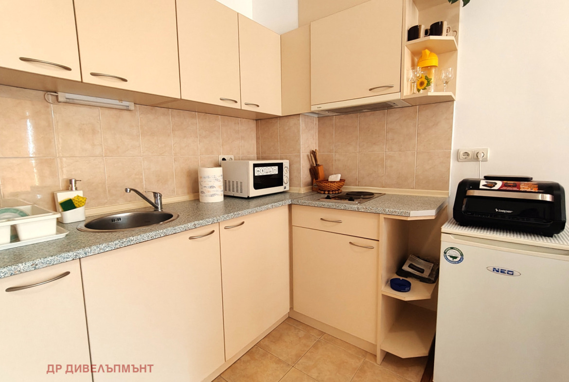 tristaen-apartament-95-kvm-pod-naem-kompleks-sani-holidey-nesebar-basein-parking-4 Луксозна хол с панорамен прозорец и балкон