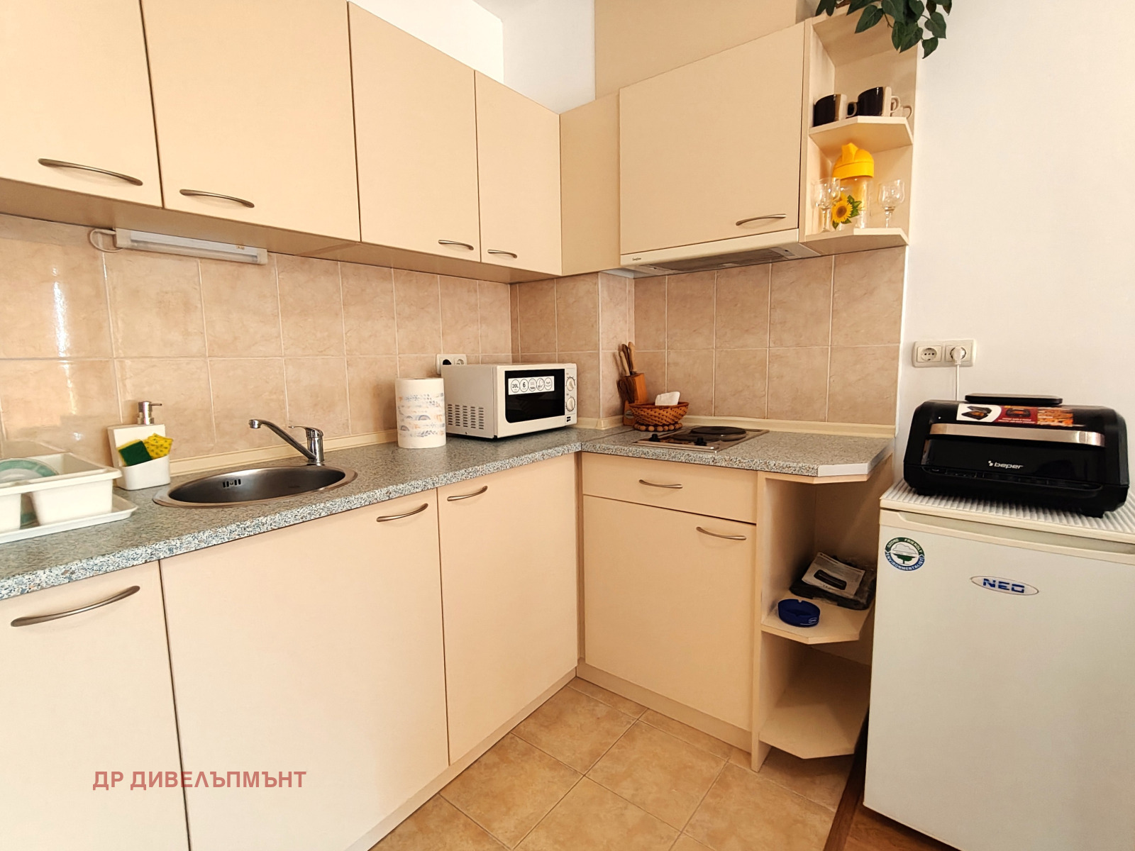 tristaen-apartament-95-kvm-pod-naem-kompleks-sani-holidey-nesebar-basein-parking-4 Луксозна хол с панорамен прозорец и балкон
