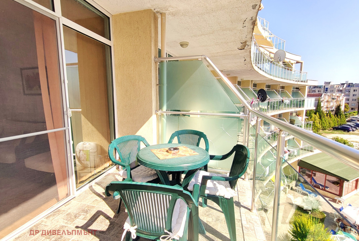 tristaen-apartament-95-kvm-pod-naem-kompleks-sani-holidey-nesebar-basein-parking-5 Терса с маса и столове със видимост