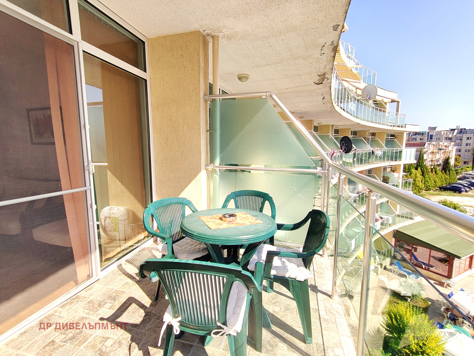 tristaen-apartament-95-kvm-pod-naem-kompleks-sani-holidey-nesebar-basein-parking-5 Терса с маса и столове със видимост
